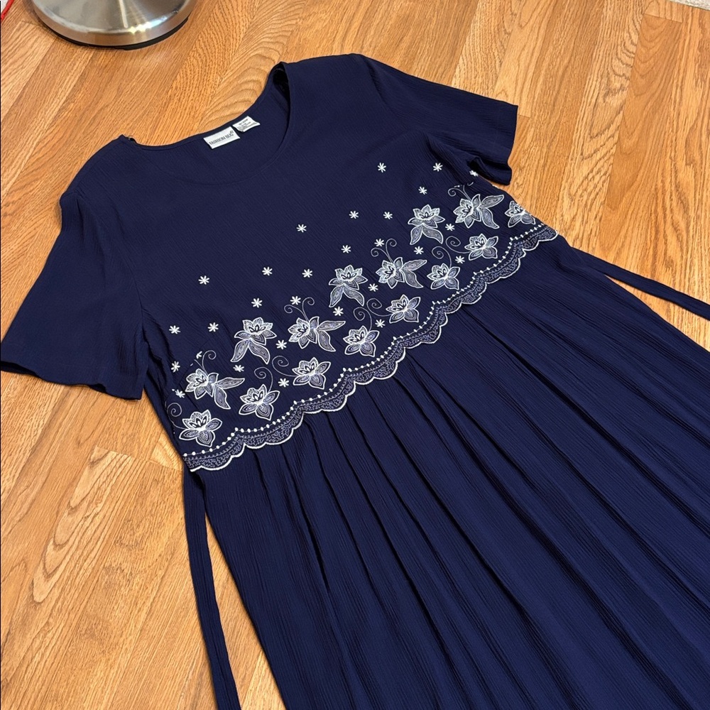 Vintage 1990’s Fashion Bug, navy embroidered white floral maxi dress. Size 18/20